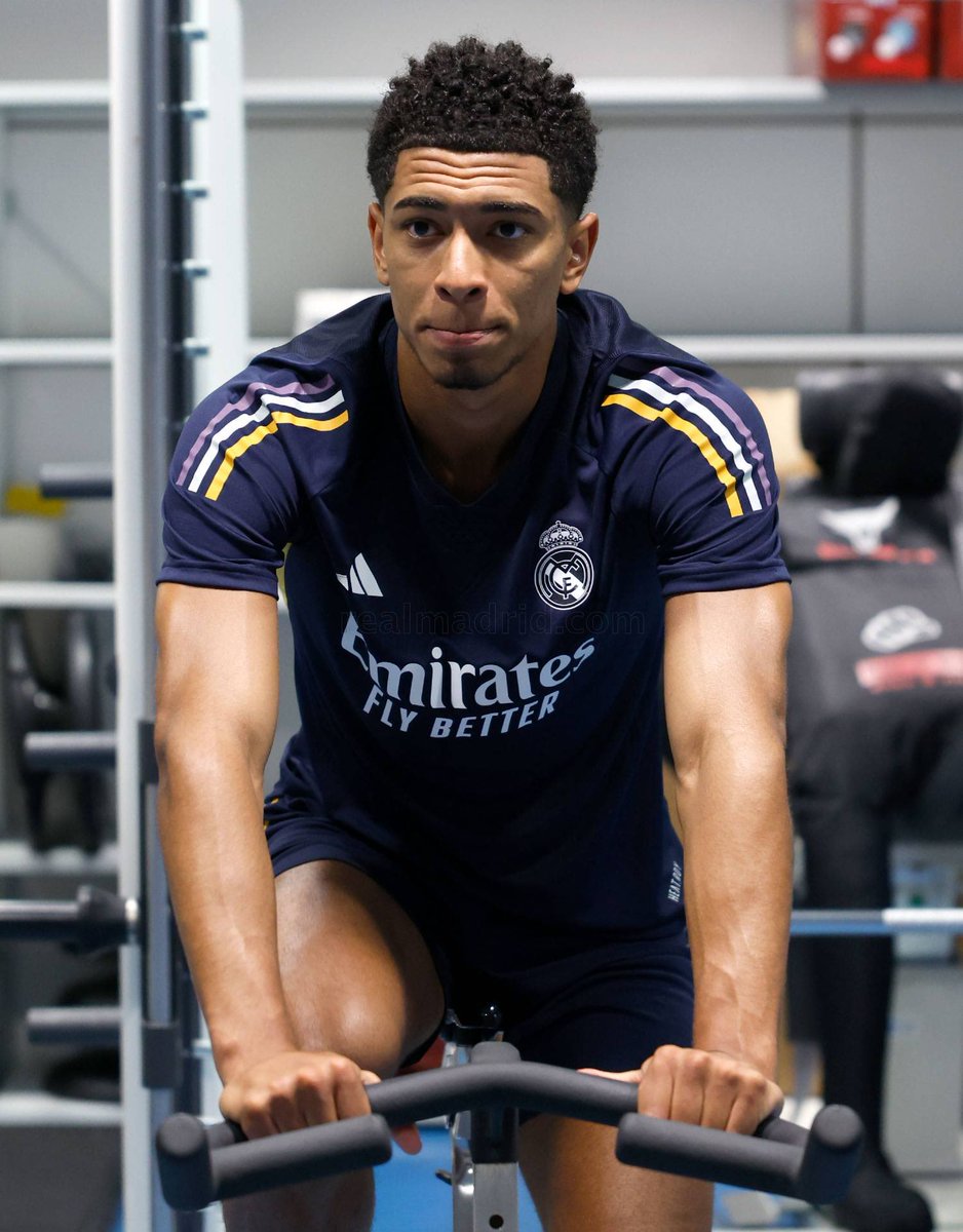 RMadrid_actu's tweet photo. 🚨| Jude Bellingham 🏴󠁧󠁢󠁥󠁮󠁧󠁿 a QUITTÉ L’ENTRAÎNEMENT en raison de problèmes d’estomac. ⛔️

✅ Demain il s’entraînera NORMALEMENT.

@EduAguirre7 #RealMadrid https://t.co/xl0DGzaaC3