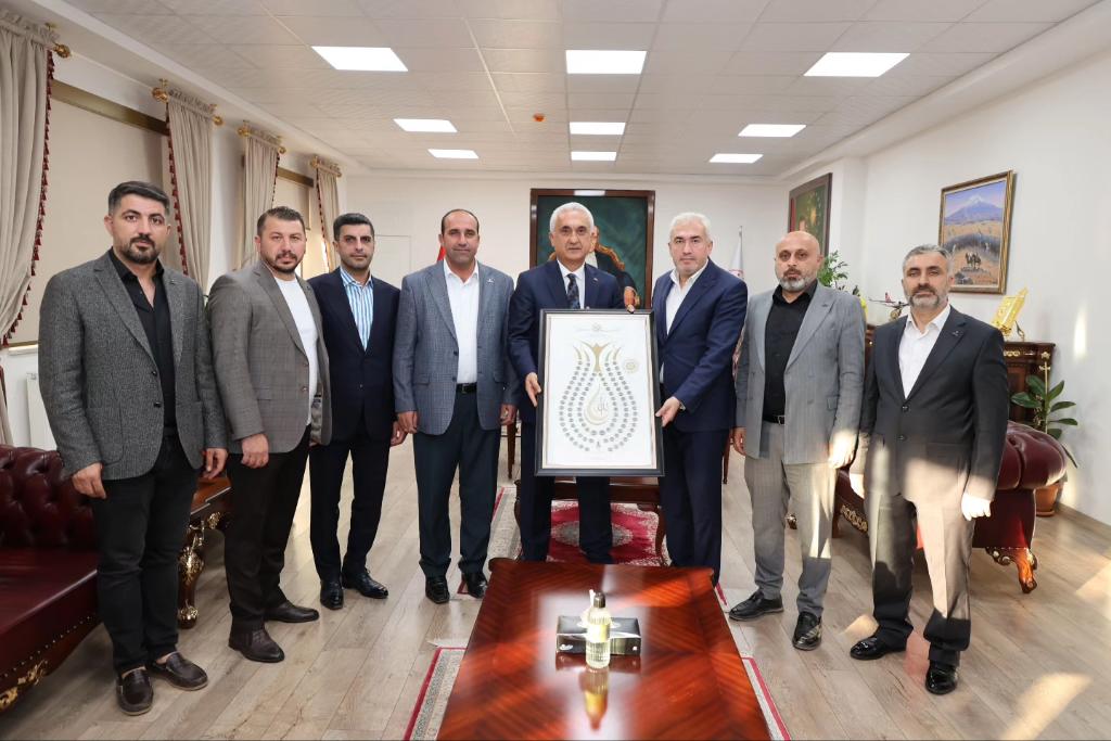 Muş Tüm Sanayi ve İşadamları Derneği (TÜMSİAD) Yönetim Kurulu Başkanı Murat Meriç ve beraberindeki yönetim kurulu üyeleri, Valimiz Sayın <a href="/Valiavnicakir/">Avni Çakır</a>'a 'Hayırlı Olsun' ziyaretinde bulundular. 

Misafirlerimize ziyaretleri için teşekkür ederiz.