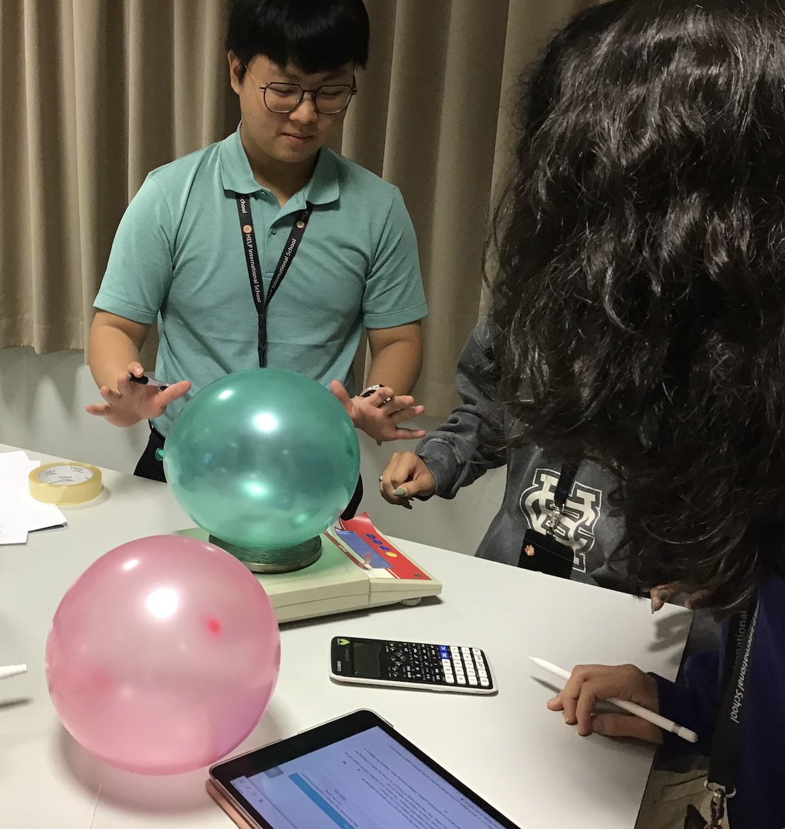HuiChinSay's tweet photo. Today the Physics lab was filled with laughter as the Y13 students counted electrons using balloons, with some of their peers acting as a charging station. We HITS HIS Masteries! @HISScienceNow @HELPISKL @HISSixthform https://t.co/F3sCpLCAp5