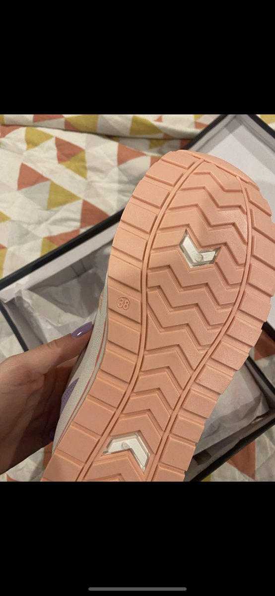 Nalezda's tweet photo. @bozoom2 compre unas deportivas talla 39 por Privalia, os equivocáis y me enviáis una talla 38, os devuelvo el paquete, y me decís que me reembolsáis solo12€??? Que timo es este? Exijo el importe integro https://t.co/cSaL9WHxES