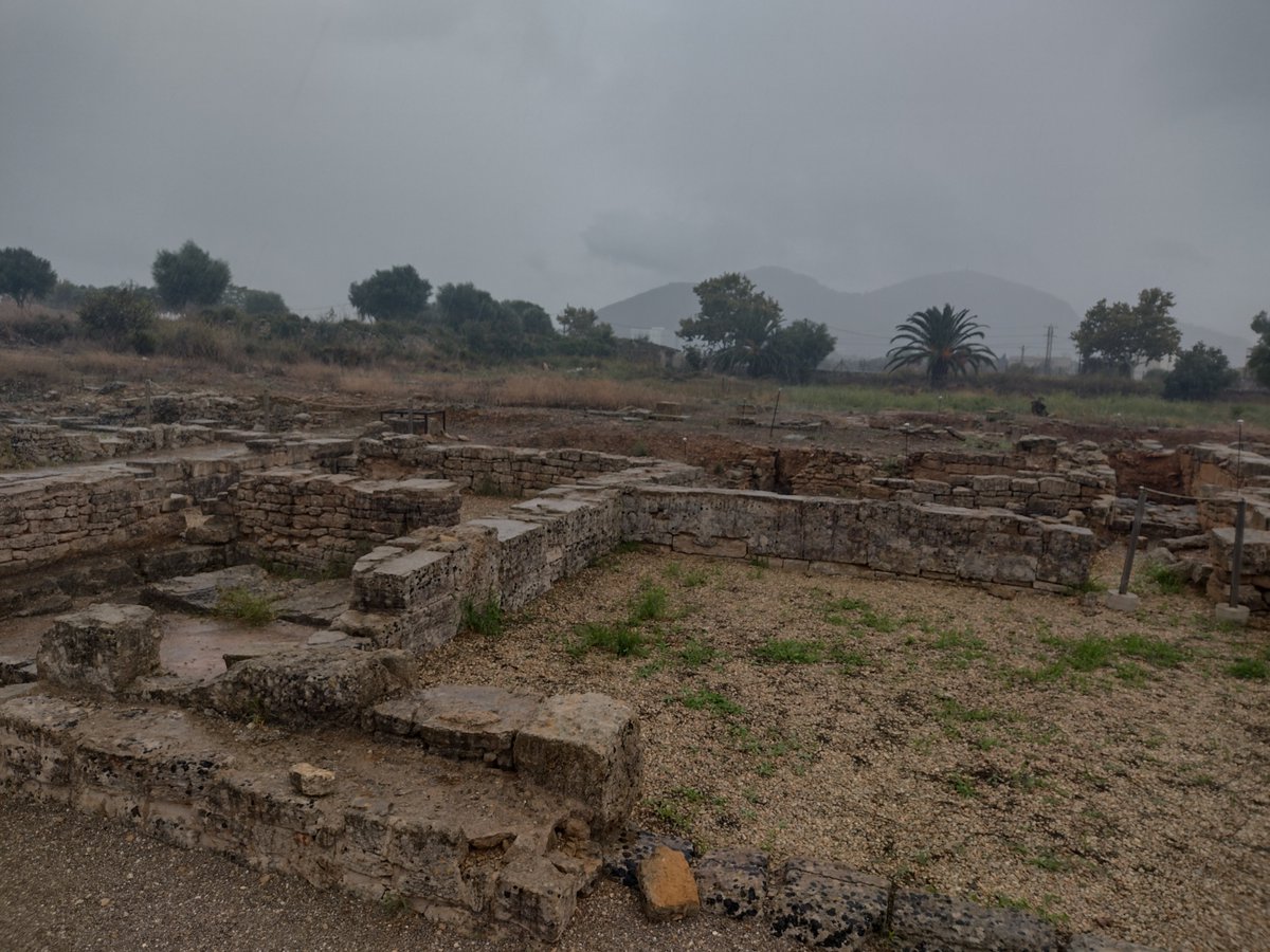 A mitjan setembre de #Pollentia1923, Llabrés continua amb la rasa on havia descobert la casa de l’Escultor», i topa amb altres habitacions q anomena «casa del Pintor» pels vasos amb pigments q troba. Redescoberta posteriorment, a les imatges es veu la comparativa 1923-2023