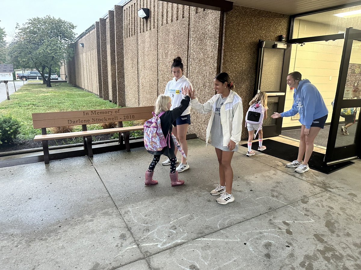 IchabodSB's tweet photo. ‘High-Five Fridays’ are our new favorite thing! Good Morning Shawnee Heights Elementary!👋🏼🎩 https://t.co/2cQM5tuWtj