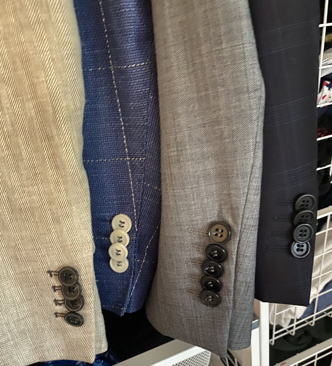 Altså, hvorfor er det så mange knapper på herrenes dressjakke-ermer? Er de redd for å gå tomme?