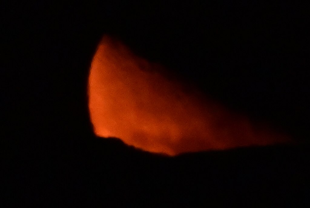 GeorgeSz12's tweet photo. Hi All,
Good Morning in this early hour of Saturday
A few shots of the Moon setting over the Darling Downs from my back Verandah (23rd Sep 00:26 hrs)
Have a great Saturday & a good weekend
#moon #moonsetting
#nikonz6ii
@olivia_brisbane @DiQld
@HarleyRozeBBW https://t.co/JiSDLZ0ZM5