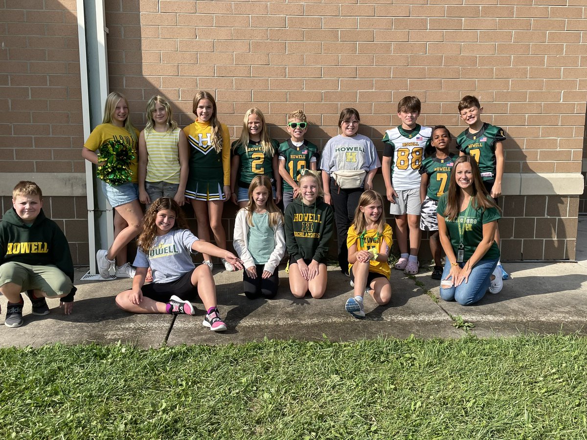 srstolle's tweet photo. Let’s go, Howell!!! 💚💛 @hutchingsele @FootballHowell @HowellMISchools https://t.co/SZLNqD2MhX