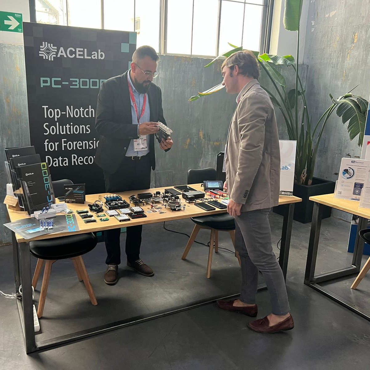 ACE_Laboratory's tweet photo. #FiFE23 was great! The ACE Lab booth was one of the most visited and its demo on the PC-3000 Mobile PRO was full capacity.
Thanks @OnRetrieval for organizing such a well-designed amazing event!

#acelab #pc3000 https://t.co/2zSzUq8niw