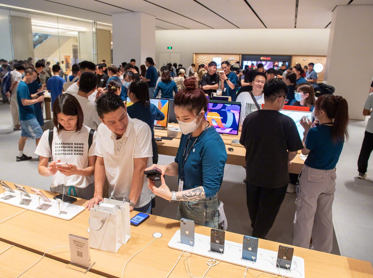 ShenzhenPages's tweet photo. Shenzhen residents flocked to the Apple Store at Yitian Holiday Plaza today for the release of the iPhone 15 series. According the latest sales data, the sales volume of the new iPhone 15 series increased by 13 times compared with that of the iPhone 14 series, with the sales in Beijing, Shanghai, Guangzhou, Hangzhou and Shenzhen ranked in the top 5 in China.