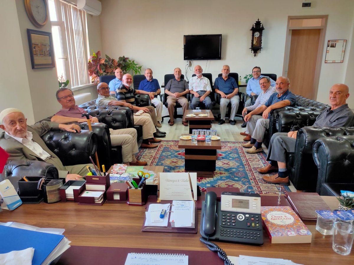 Emekli hocalarımızla bir araya gelip sohbet ettik. Hatıralarımızı konuştuk. Bu buluşmalar her cuma namazı sonrası yapılmaya devam edecek. Bu programa mezunlarımızı da bekliyoruz.