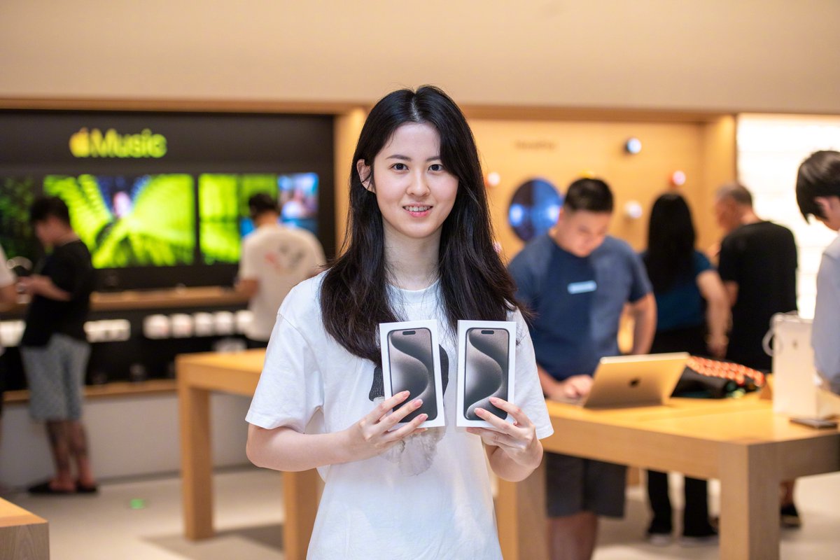 ShenzhenPages's tweet photo. Shenzhen residents flocked to the Apple Store at Yitian Holiday Plaza today for the release of the iPhone 15 series. According the latest sales data, the sales volume of the new iPhone 15 series increased by 13 times compared with that of the iPhone 14 series, with the sales in Beijing, Shanghai, Guangzhou, Hangzhou and Shenzhen ranked in the top 5 in China.