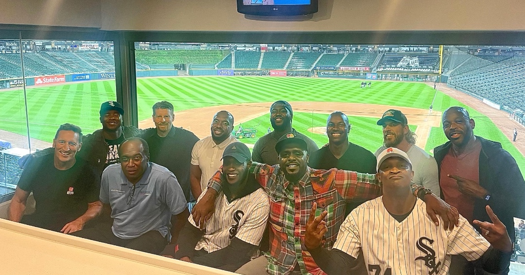 ChicagoRPFPC's tweet image. Just a few 📸 from this month's Chicago Chapter get together! Love this moments where we can catch up with our brothers! Can anyone recognize that field behind us?? 👀

#RPFPC #NFLPAChicago #Brotherhood #Chicago