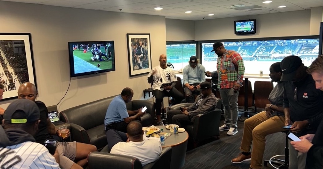 ChicagoRPFPC's tweet image. Just a few 📸 from this month's Chicago Chapter get together! Love this moments where we can catch up with our brothers! Can anyone recognize that field behind us?? 👀

#RPFPC #NFLPAChicago #Brotherhood #Chicago