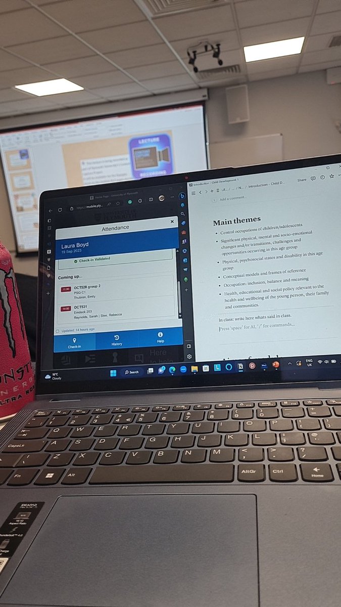 Laura_b_otstu's tweet image. First week back to uni, year 2 and I am so glad to be back 🥰 prepping for placement in mental health! #plymouthuni @OTPlymouthUni #OTStudent #OTStudentPlacement