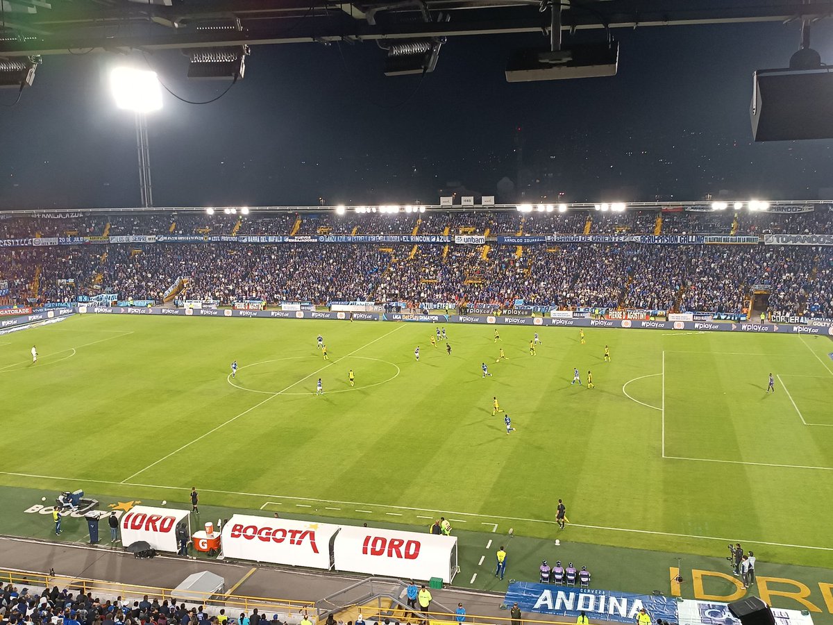 Domingo 4:00 pm // Jueves 8:20pm día sin carro y sin moto en Bogotá.

¡No comparen NUNCA nuestra hinchada!