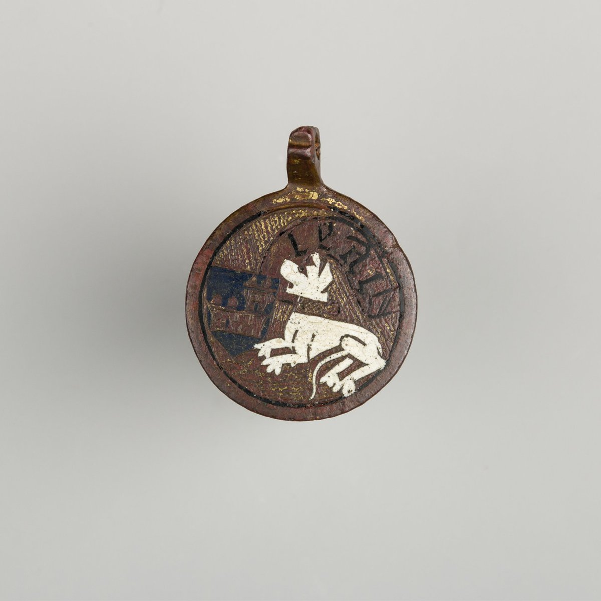 This sweet little fellow once decorated a saddle, crupper, bridle or reins of a horse. Not only here, but also in other medieval objects the dog was a symbol of loyality - a scroll above the dog presents the inscription 'LEAL' for loyal.
#medievaltwitter #JewelryFriday👑 #Spanish