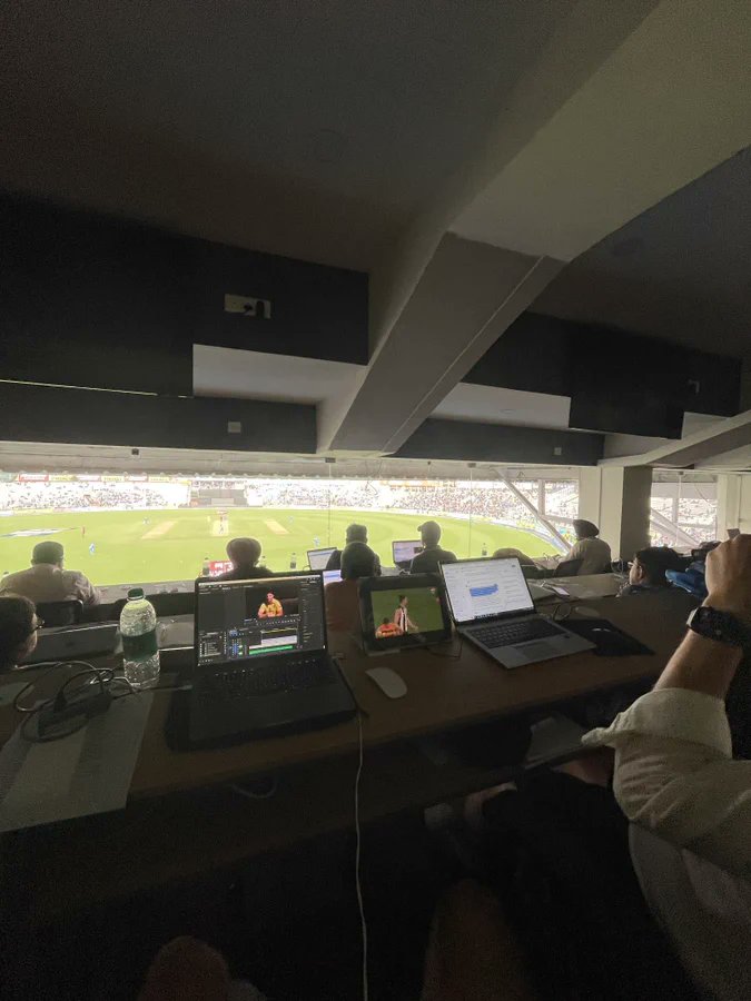 vikrantgupta731's tweet photo. I hope it’s not the PCB conspiracy in lights conking off during the game in Mohali.
   Shame on Richest board ✋
  
 #INDvsAUS #AUSvsIND  #CWC2023 #ShubmanGill https://t.co/anlSC845Ff