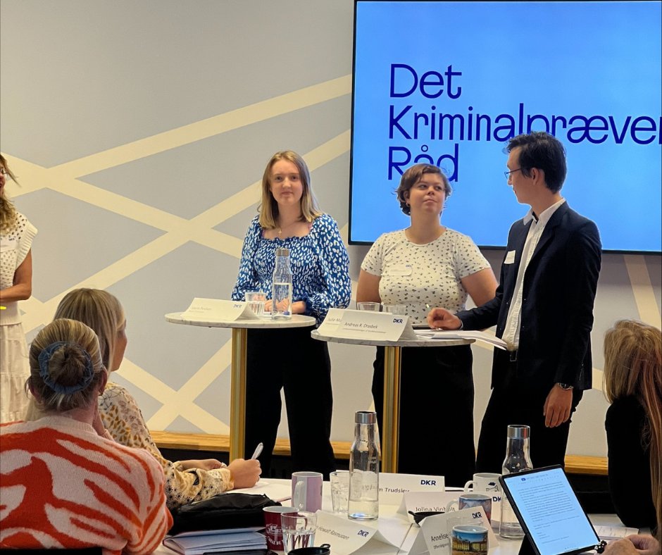 Unge: ”Der skal faste timer til seksualundervisning i skolen, og der skal være fokus på grænser i undervisningen”
 
Sådan lød det bl.a., da ungerepræsentanter diskuterede, hvordan unge kan blive bedre til at praktisere samtykke til DKR’s temamøde om voldtægtsmyter og samtykke.