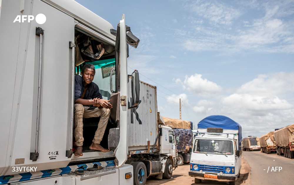 Mahamat et son camion ont quitté le port de Cotonou fin juillet, quelques jours avant le Coup d'Etat à Niamey. Deux mois plus tard, il est toujours bloqué au Bénin à la frontière avec le Niger, comme des centaines d'autres transporteurs routiers #AFP⤵️
u.afp.com/ivTW