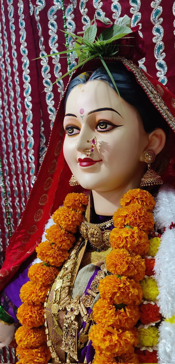 be_rose_gaar's tweet photo. गणपतीची मूर्ती असो की गौरीचे मुखवटे, त्यात देव असतो का नसतो हे ज्याच्या त्याच्या श्रद्धेचा भाग. ह्या मुर्त्या घडवणाऱ्या कलाकारांच्या कलेत मात्र नक्कीच काहीतरी ईश्वरीय अंश असावा. निर्जीव वस्तूंमध्ये अक्षरशः प्राण फुंकतात हे कलाकार! ❣️
#गौराई https://t.co/9MHcta7HKr
