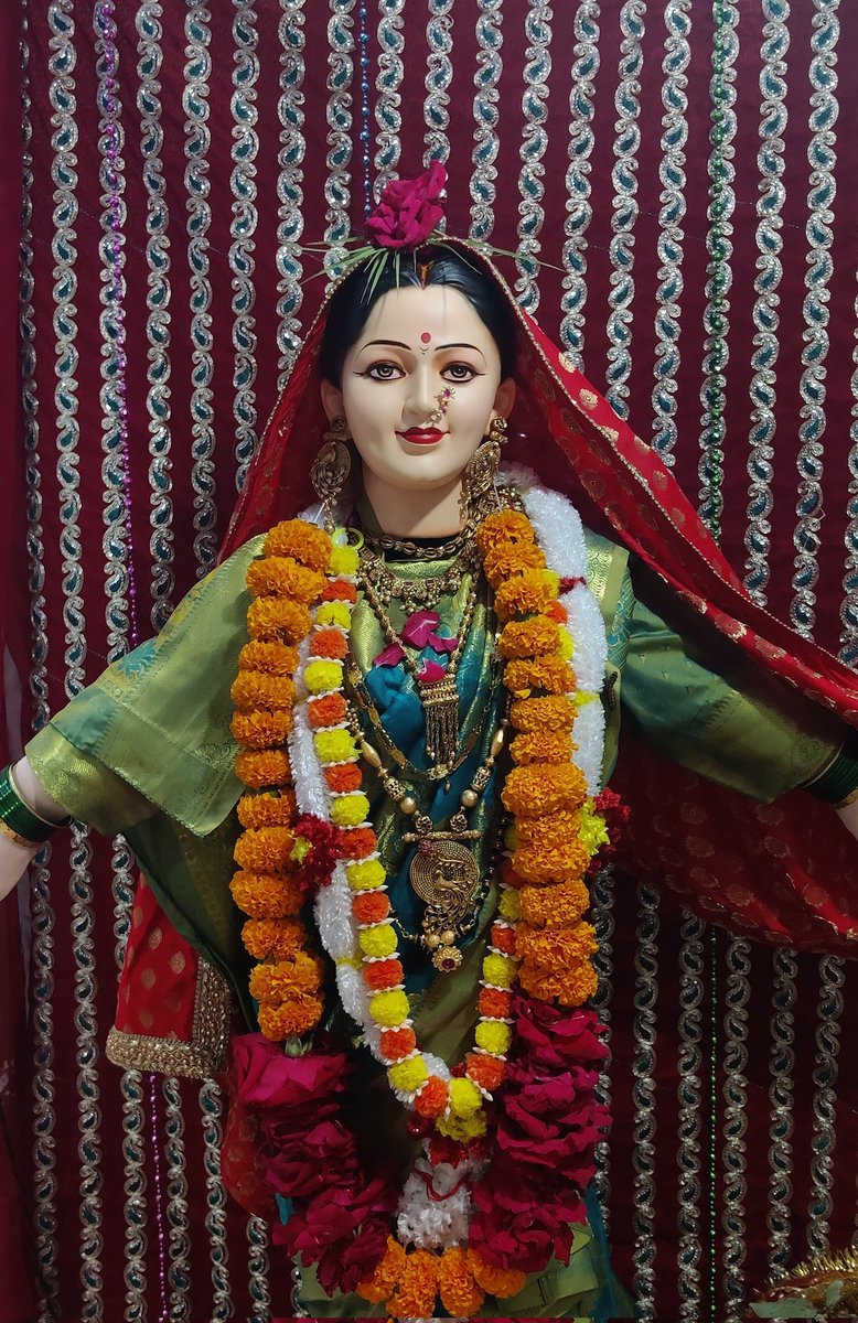 be_rose_gaar's tweet photo. गणपतीची मूर्ती असो की गौरीचे मुखवटे, त्यात देव असतो का नसतो हे ज्याच्या त्याच्या श्रद्धेचा भाग. ह्या मुर्त्या घडवणाऱ्या कलाकारांच्या कलेत मात्र नक्कीच काहीतरी ईश्वरीय अंश असावा. निर्जीव वस्तूंमध्ये अक्षरशः प्राण फुंकतात हे कलाकार! ❣️
#गौराई https://t.co/9MHcta7HKr