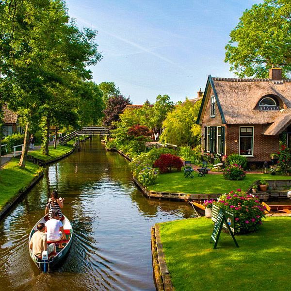 'Giethoorn: The Dutch village where canals replace streets, creating a storybook scene. 🚣‍♂️🏡🇳🇱 #Giethoorn #CanalLife'