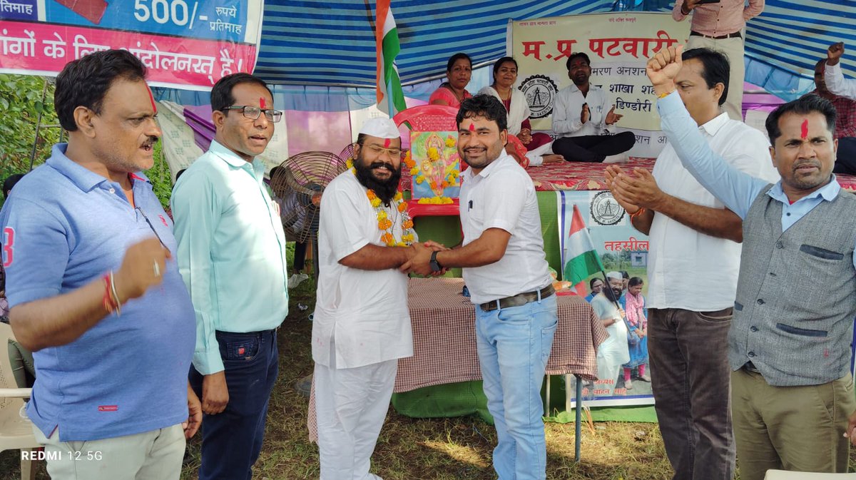 MP63953551's tweet photo. म प्र पटवारी की हड़ताल के 26वे दिन जिला डिंडोरी तहसील शाखा शहपुरा के तहसील अध्यक्ष पटवारी श्री सोहन साहू जी के द्वारा आमरण अनशन शुरू किया गया जिससे शासन द्वारा पटवारी संवर्ग के साथ न्याय कर जल्द ही आदेश प्रसारित करे।
#2800की_घोषणा_पूरी_करो 
#2800gradepay https://t.co/omJVyGLYNb