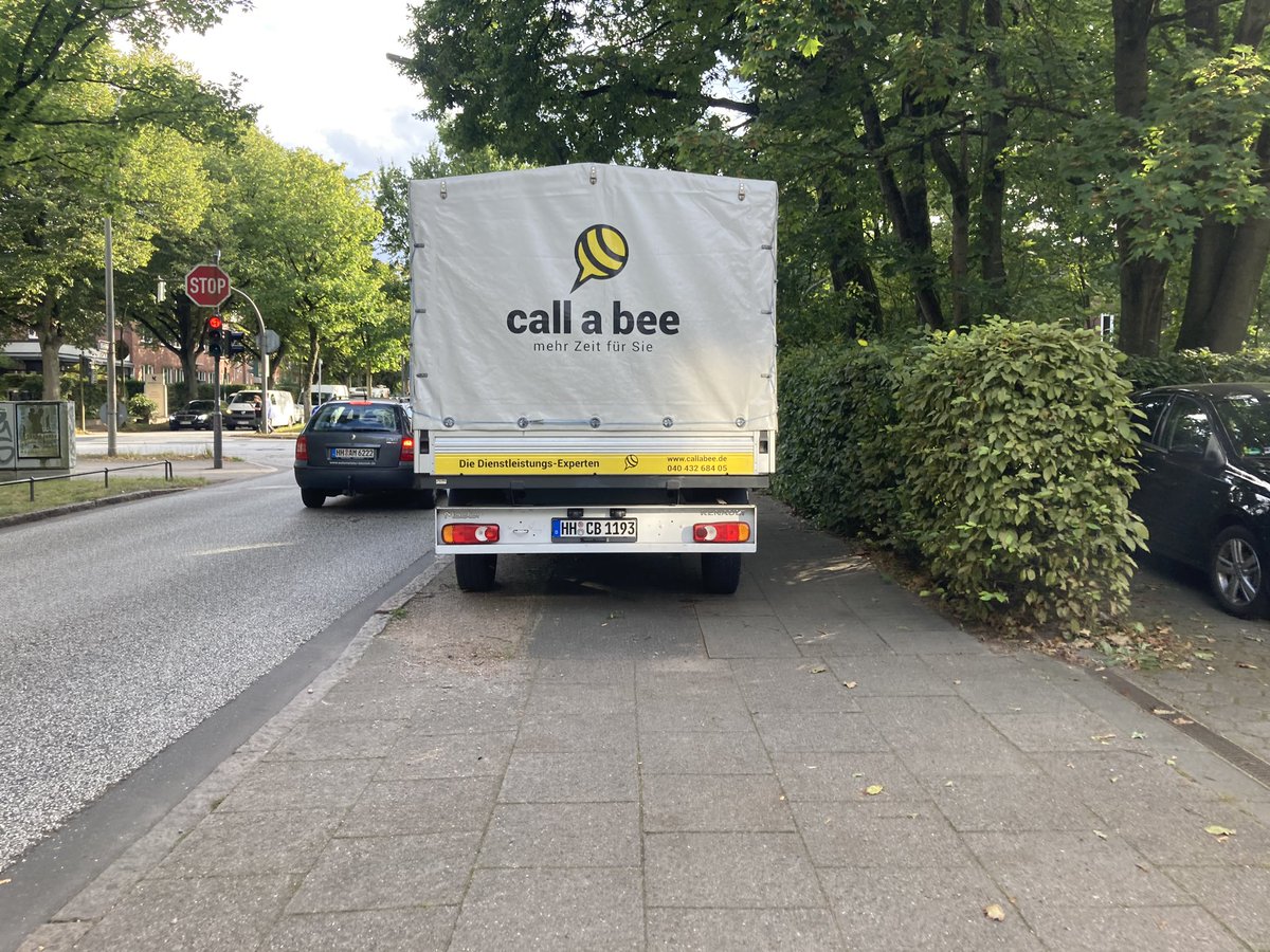 StVOgafADAC's tweet photo. Dem @ADAC ist die StVO scheiss egal. Diverse Fussgänger werden behindert. Radfahrer gefährdet. Da die @PolizeiHamburg meistens Verständnis hat wenn Pannen-Fahrzeuge entgegen der StVO auf dem Gehweg / Radweg fahren und parken, hilft leider nur noch @weg_li. https://t.co/De6nkW7VRM
