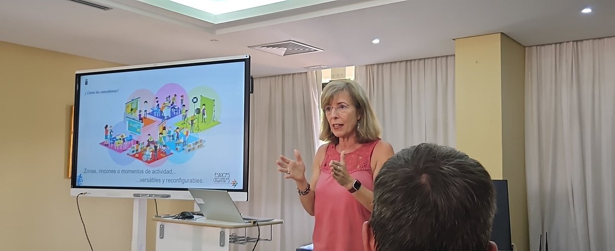 Elisa Piñero, responsable del Área de Tecnología Educativa, @EducacionCan , participa en las #Jornadascepnorte2324 con su ponencia Proyecto Espacios Creativos. Aulas del futuro en Canarias, #Adf #Intef