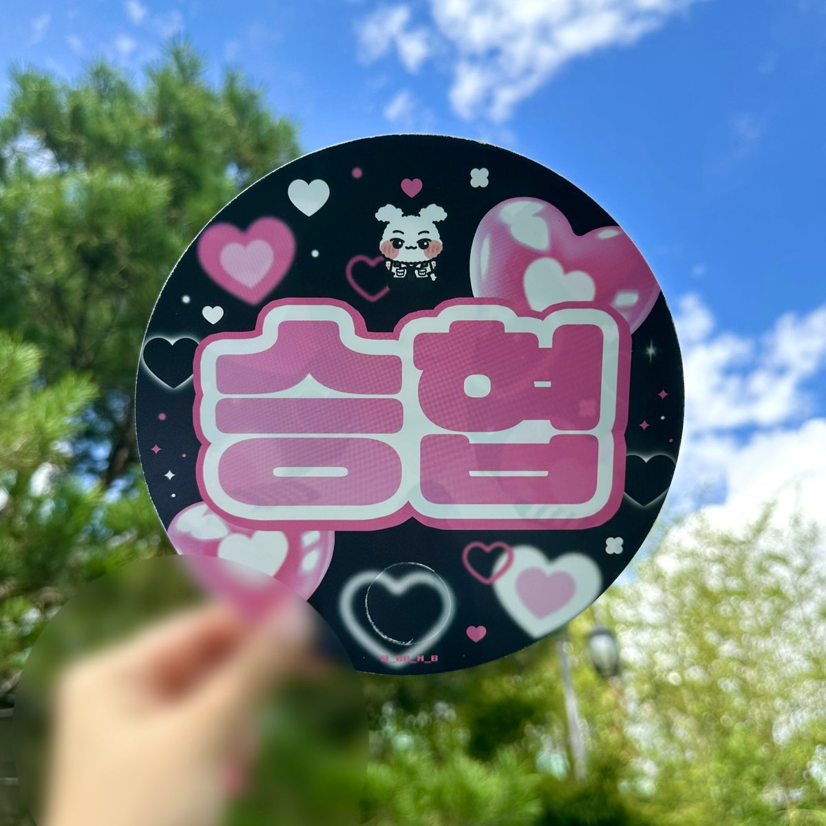 _BB_N_B's tweet photo. 배경 색상이 진하다보니 약간의 스크래치, 찍힘이 있으나 손가락 구멍 재단시 생긴 흔적이라 뜯으면 없어집니다.

💙파란색 - 토요일 300매
🩷분홍색 - 일요일 300매 https://t.co/ykOYhM4Ht1