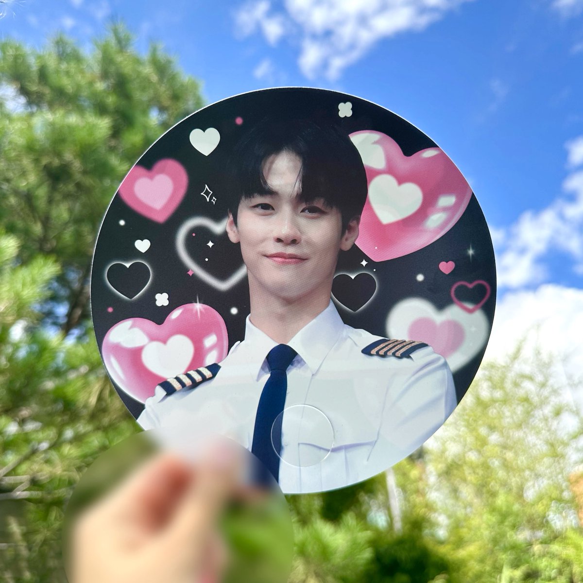 _BB_N_B's tweet photo. 배경 색상이 진하다보니 약간의 스크래치, 찍힘이 있으나 손가락 구멍 재단시 생긴 흔적이라 뜯으면 없어집니다.

💙파란색 - 토요일 300매
🩷분홍색 - 일요일 300매 https://t.co/ykOYhM4Ht1