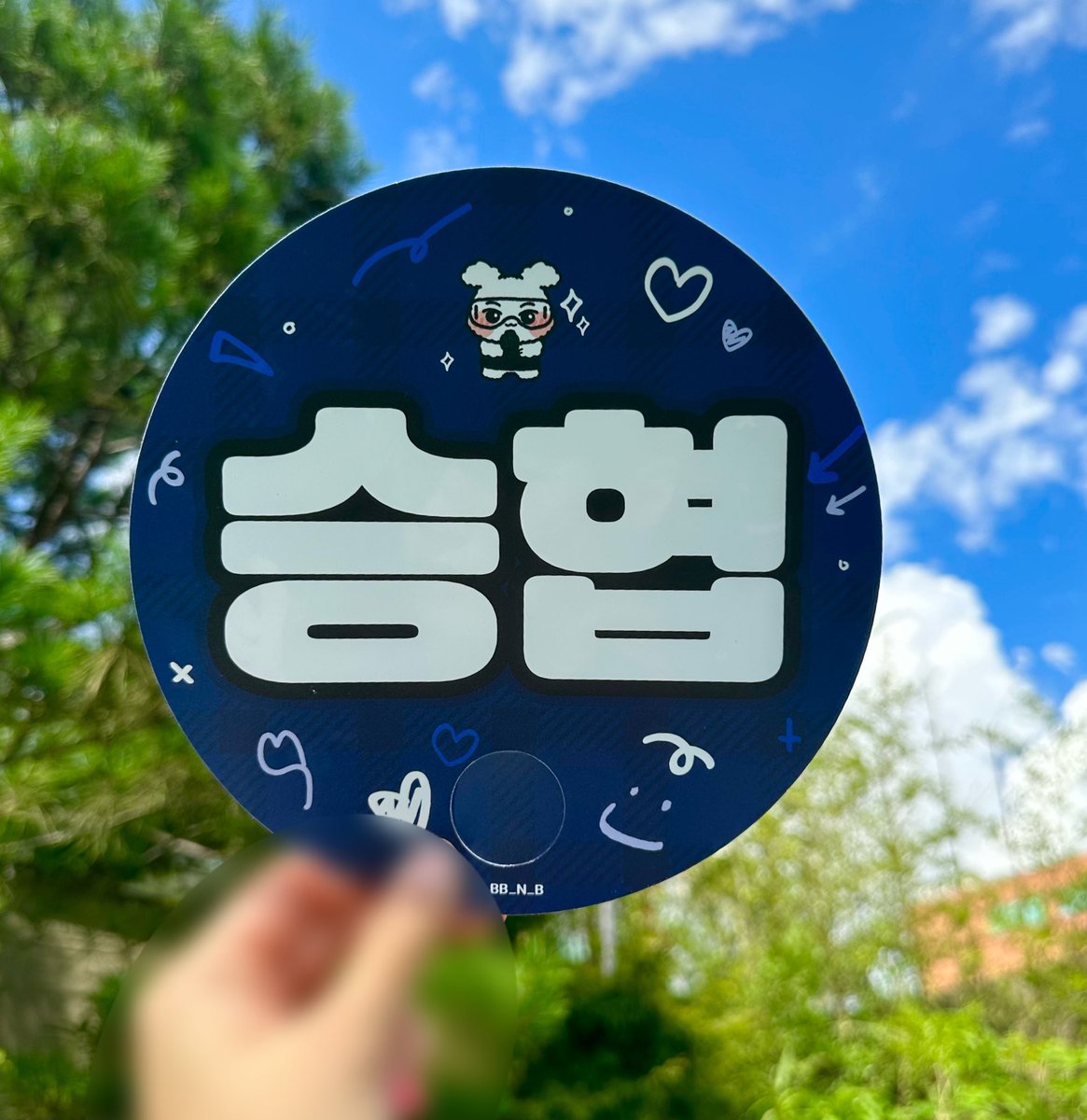 _BB_N_B's tweet photo. 배경 색상이 진하다보니 약간의 스크래치, 찍힘이 있으나 손가락 구멍 재단시 생긴 흔적이라 뜯으면 없어집니다.

💙파란색 - 토요일 300매
🩷분홍색 - 일요일 300매 https://t.co/ykOYhM4Ht1