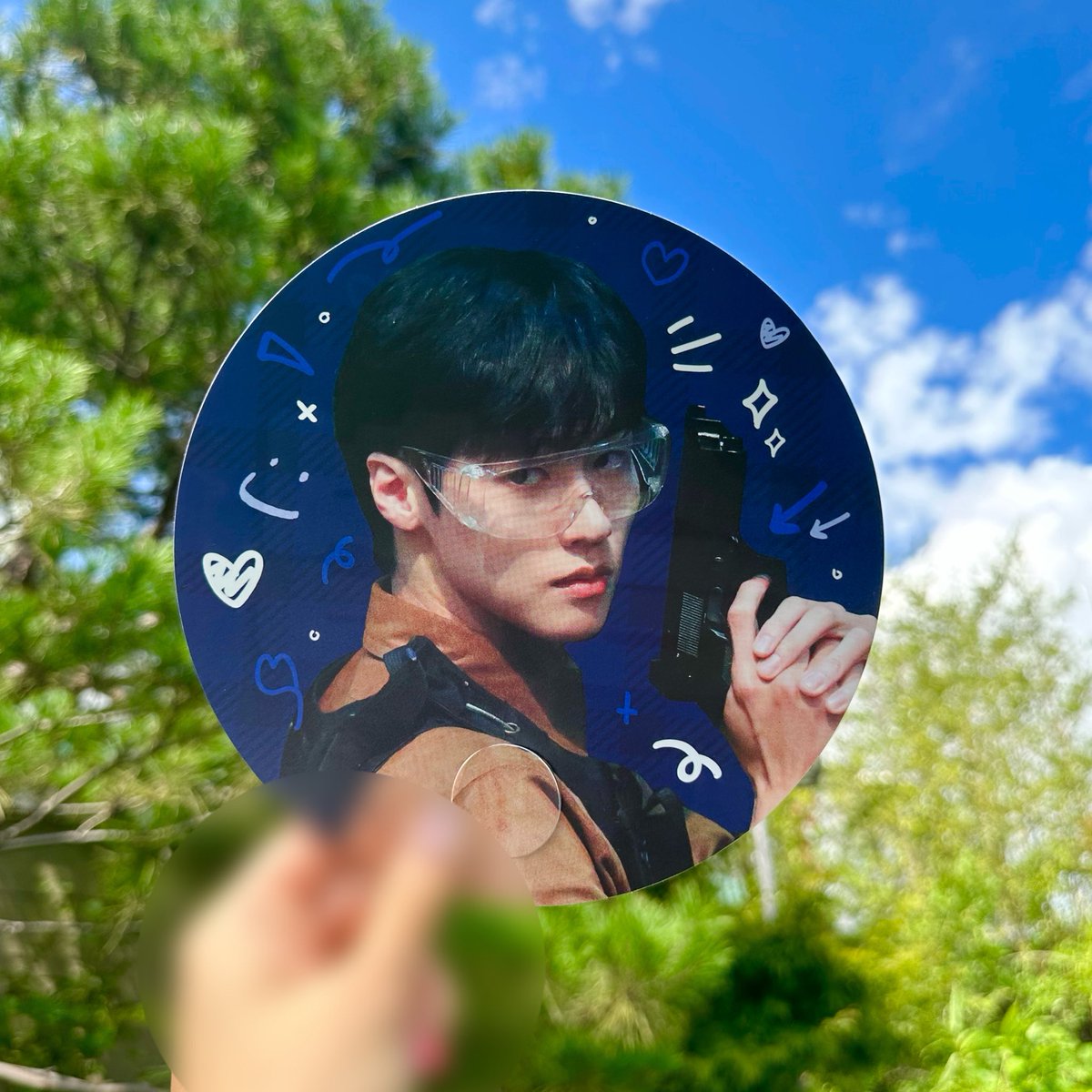 _BB_N_B's tweet photo. 배경 색상이 진하다보니 약간의 스크래치, 찍힘이 있으나 손가락 구멍 재단시 생긴 흔적이라 뜯으면 없어집니다.

💙파란색 - 토요일 300매
🩷분홍색 - 일요일 300매 https://t.co/ykOYhM4Ht1