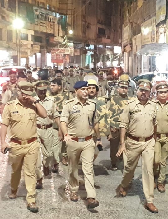 नमस्कार साथियों...
       आज सर्किल कलक्टरगंज के तीनों थानों कलक्टरगंज, बादशाहीनाका व हरबंसमोहाल के प्रभारी निरीक्षकों तथा उनकी उपलब्ध फोर्स के साथ सभी को हेलमेट, डंडा व बॉडी प्रोटेक्टर के साथ आगामी त्योहारों के मध्य नजर फुट मार्च कराया। 1/2
<a href="/Uppolice/">UP POLICE</a>