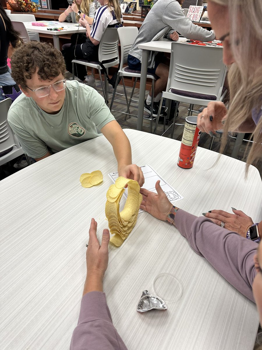 Karla_Carr_143's tweet photo. Pringle’s Challenge ACCOMPLISHED!!! #stem #funfriday #librariesrock @YourDigitalLBR @CiaHallsville https://t.co/IWpUZw1Kv1