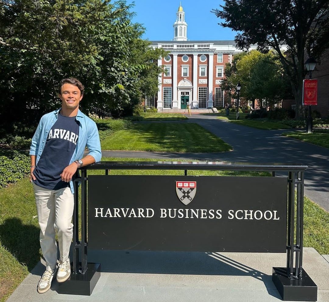 formularacers_'s tweet photo. ⚠️ | Nyck de Vries studying at Harvard. https://t.co/imGcEKRASb