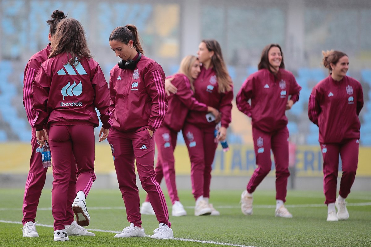 relevo's tweet photo. El primer once de Montse Tomé con la Selección. 

📌 Cata Coll; Ona Batlle, Irene Paredes, Aleixandri, Olga Carmona; Alexia Putellas, Teresa Abelleira, Aitana; Athenea, Lucía García y Mariona. 

⭐️ Debutan como campeonas del mundo en la Nations League ante Suecia.