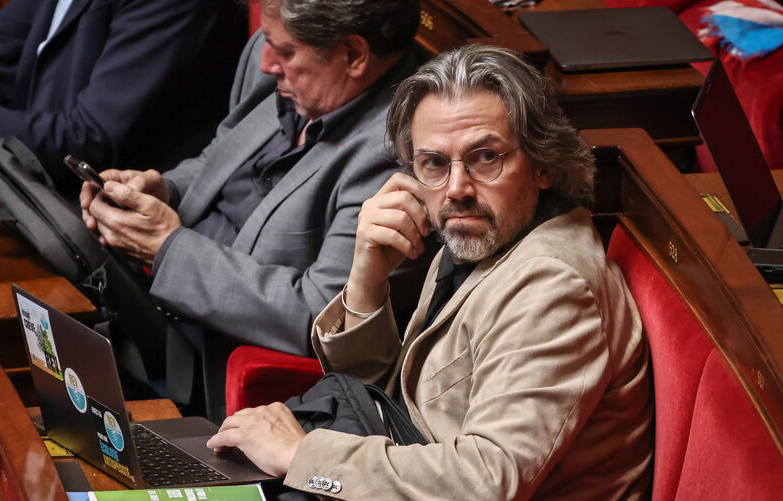 Versailles : pour la 3e fois, le député LFI Aymeric Caron s’introduit de force dans une école pour y déposer son fils en retard, la police dépêchée ; la mairie parle d'un "monsieur connu" pour être "ingérable"
fdesouche.com/2023/09/22/ver…