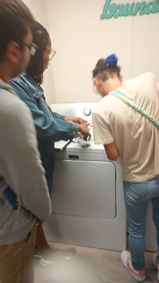 MzDeHar's tweet photo. ✅ Independent living skills on deck as these young adults learn how to properly wash 👕🧦👖#mosaic #adulting @HumbleISD_CAM @MarcusAllen1977 https://t.co/iAShWJZwll