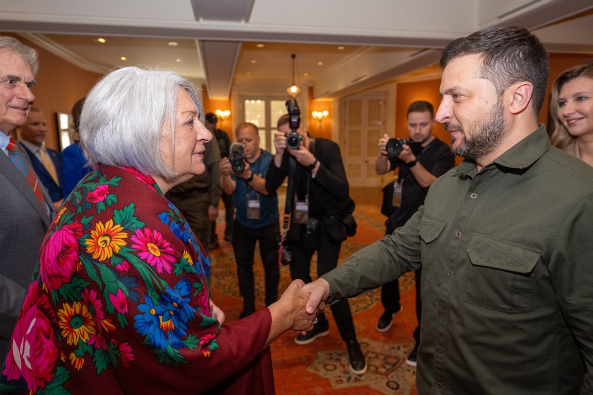 GGCanada's tweet photo. We stand with Ukraine. Today, and always, we stand united — for democracy and freedom, for peace and security.

#GGSimon  was honoured to meet with Their Excellencies Volodymyr Zelenskyy, President of Ukraine, and Mrs. Olena Zelenska, First Lady of Ukraine.

@ZelenskyyUa https://t.co/cya8yak6R8