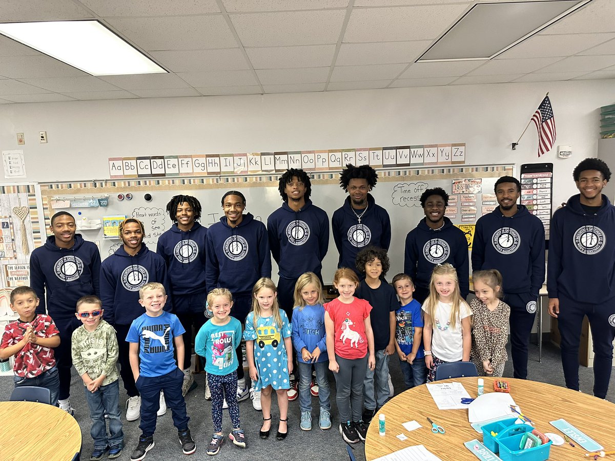Our mens’s program out reading to our local elementary school this morning! <a href="/RoadrunnersMBB/">OfficialRoadrunnersMBB</a>  #Buildwithus🧱