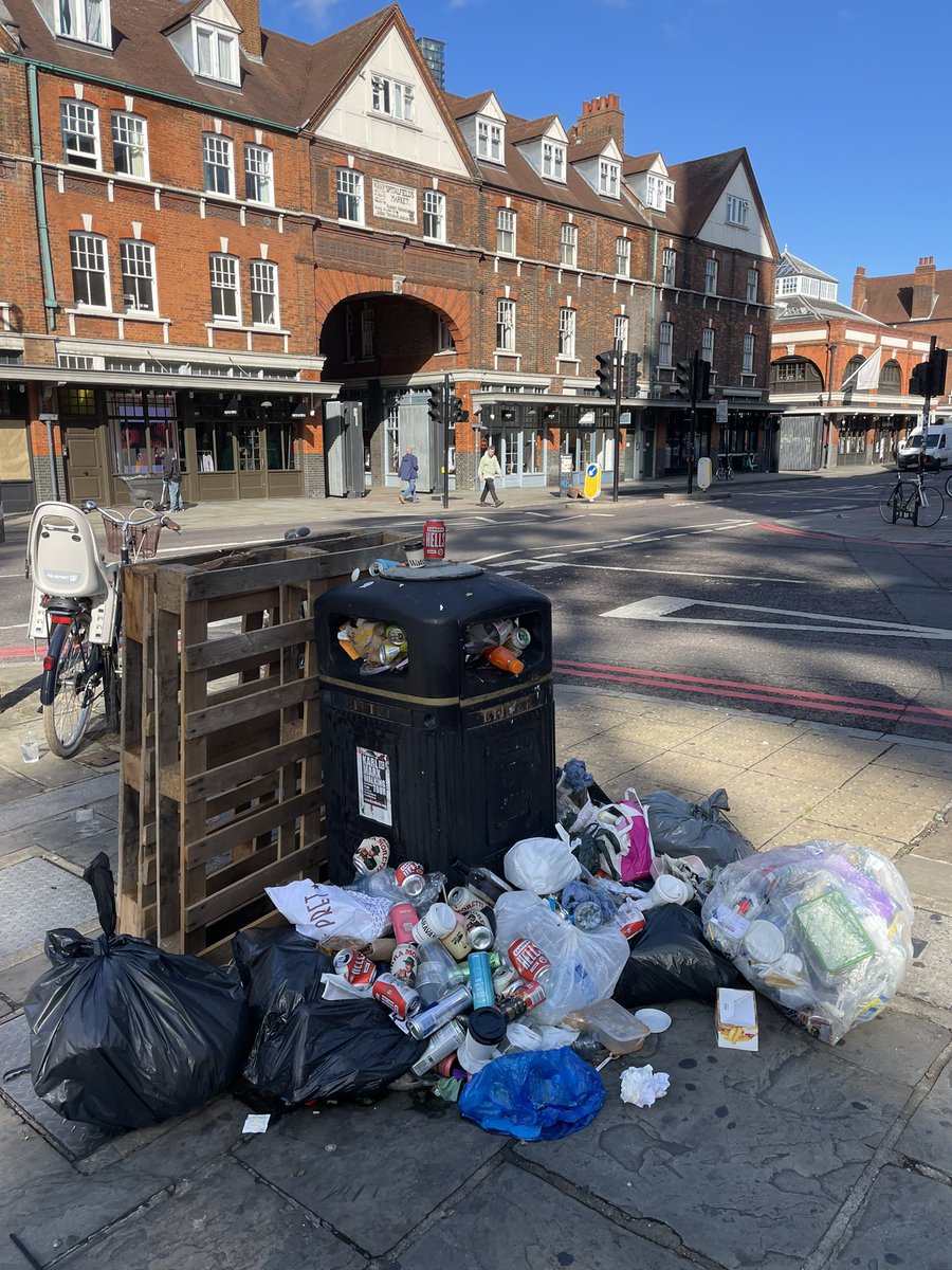 ChrisDysonArch's tweet photo. @TowerHamletsNow this is appalling what are you going to do? This strike is on until 1st october by then we shall be awash with rats !! https://t.co/Fb6iZlc6xt