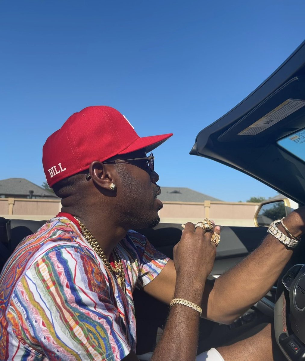 wuddup_doe's tweet photo. Bout to go get some money or go spend some money! 💰🏃🏾♂️🌲🏠 #iGottaGoToWork #TreeHouseBill #RedSteel10s https://t.co/n5gRorD0RR