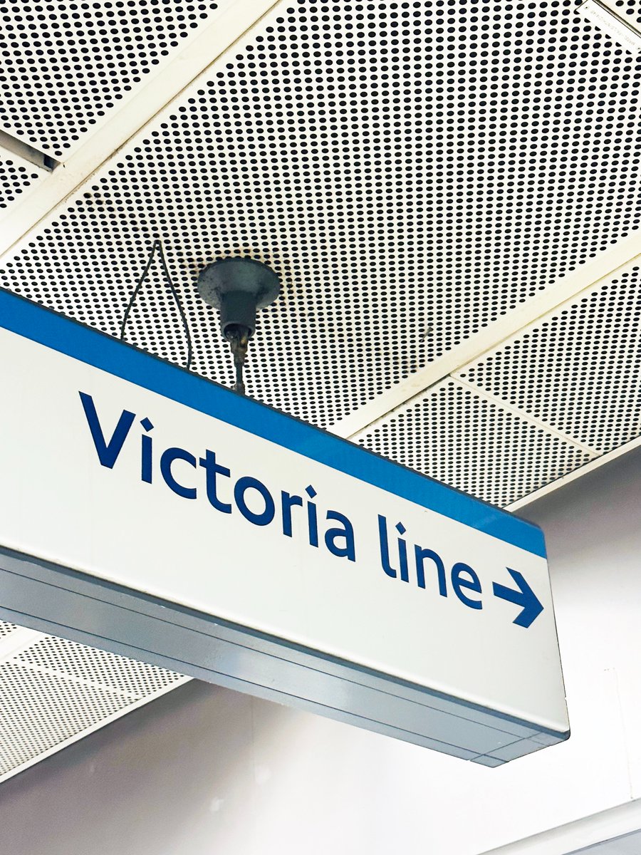 He hagut de fer molts viatges a Londres i tenir-hi la parella per descobrir que les estacions de la Victoria Line estan més pensades del que sembla. 

Cada estació té murals ceràmics que permeten identificar-la amb el seu entorn. Els recullo en aquest fil:
