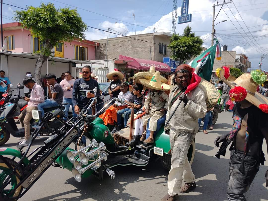 Antonio_Quia_Z's tweet photo. Una de las tradiciones del Pueblo de Tequisistlán, es que el días 16 de septiembre hay personas que se disfrazan de revolucionarios pintandose la cara de negro, desfilan por todo el pueblo.
#Tezoyuca
#OrgulloDeDondeVengo 
#FelizViernes https://t.co/htyo4Klc7U