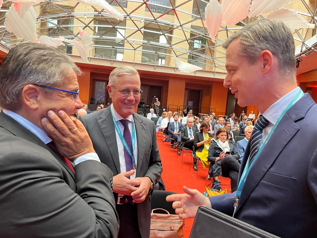 #TransatlanticForum on Geoeconomics: Wir müssen unsere Wettbewerbsfähigkeit und unsere Verteidigungsfähigkeit gleichzeitig stärken.
<a href="/atlantikbruecke/">Atlantik-Brücke</a> <a href="/AtlanticCouncil/">Atlantic Council</a> <a href="/atlanticcom/">Atlantic Community</a> <a href="/sigmargabriel/">Sigmar Gabriel</a> <a href="/n_roettgen/">Norbert Röttgen</a> <a href="/FredKempe/">Fred Kempe</a>