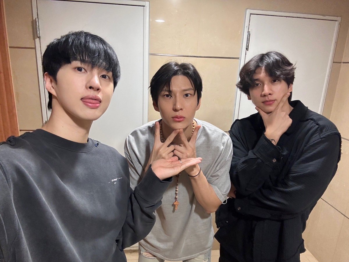 RealVIXX's tweet photo. 나는 로빅이다. 연극 <테베랜드>에 코코형제가 등장했다. 냥 형아는 동생들 사랑을 잔뜩 받고 충무아트센터 무대를 부수고 왔다고 한다. 🫶🏻 [이상, RT작전 실행하라!]  #빅스 #VIXX #레오 #LEO #정택운 #켄 #KEN #이재환 #혁 #HYUK #한상혁 #테베랜드 #마르틴 #페데리코 https://t.co/fYrUtl1thp