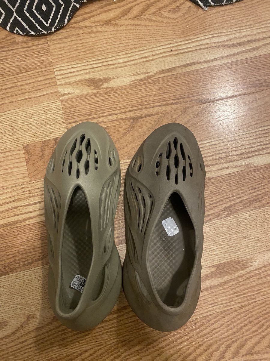 Royalteeee___'s tweet photo. Itsfrustrating to have to communicate with 3 different individuals about my order. @flightclub appears to be untrustworthy, as they seem to be shipping counterfeit shoes. I purchased a size 9 for my friends birthday, but they resemble an 8 in fit and appearance. The quality is.. https://t.co/ratugTeDGY