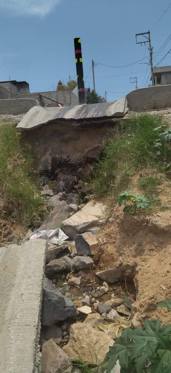 Antorcha_Q's tweet photo. #BuenosDías #MientrasTanto en Qro así lucen algunas "calles“ de las colonias aledañas al #CentroHistóricoQro. Sin apoyos del gobierno del estatal y municipal, ¿Dirá eso el gobernador en sus informe de gobierno?
¿Usted qué opina?
#SinObras #PesimasCondiciones en #Corregidora https://t.co/yv77kNBJOg