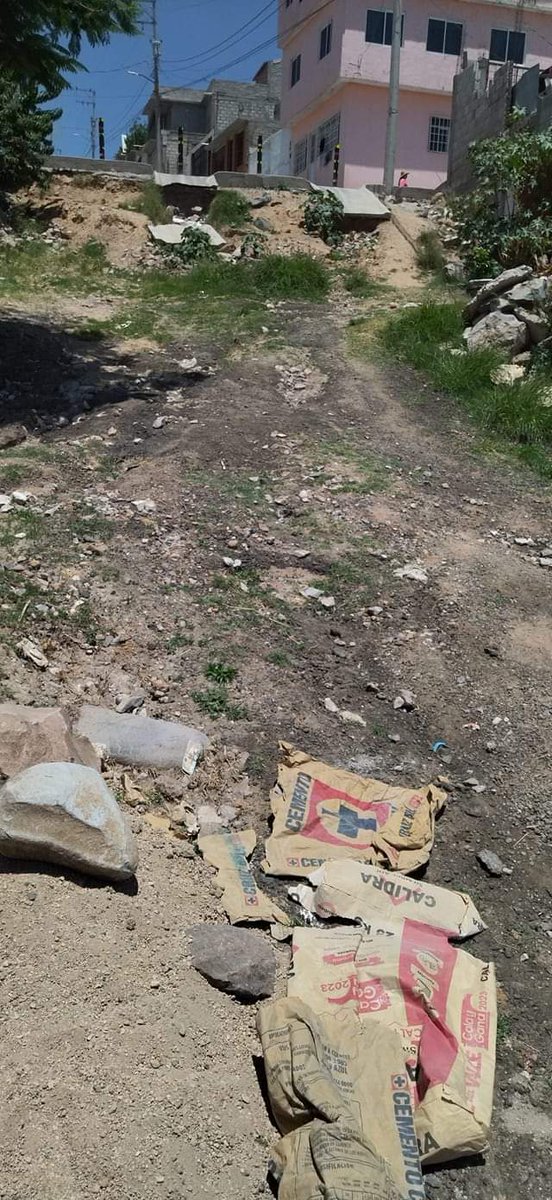 Antorcha_Q's tweet photo. #BuenosDías #MientrasTanto en Qro así lucen algunas "calles“ de las colonias aledañas al #CentroHistóricoQro. Sin apoyos del gobierno del estatal y municipal, ¿Dirá eso el gobernador en sus informe de gobierno?
¿Usted qué opina?
#SinObras #PesimasCondiciones en #Corregidora https://t.co/yv77kNBJOg