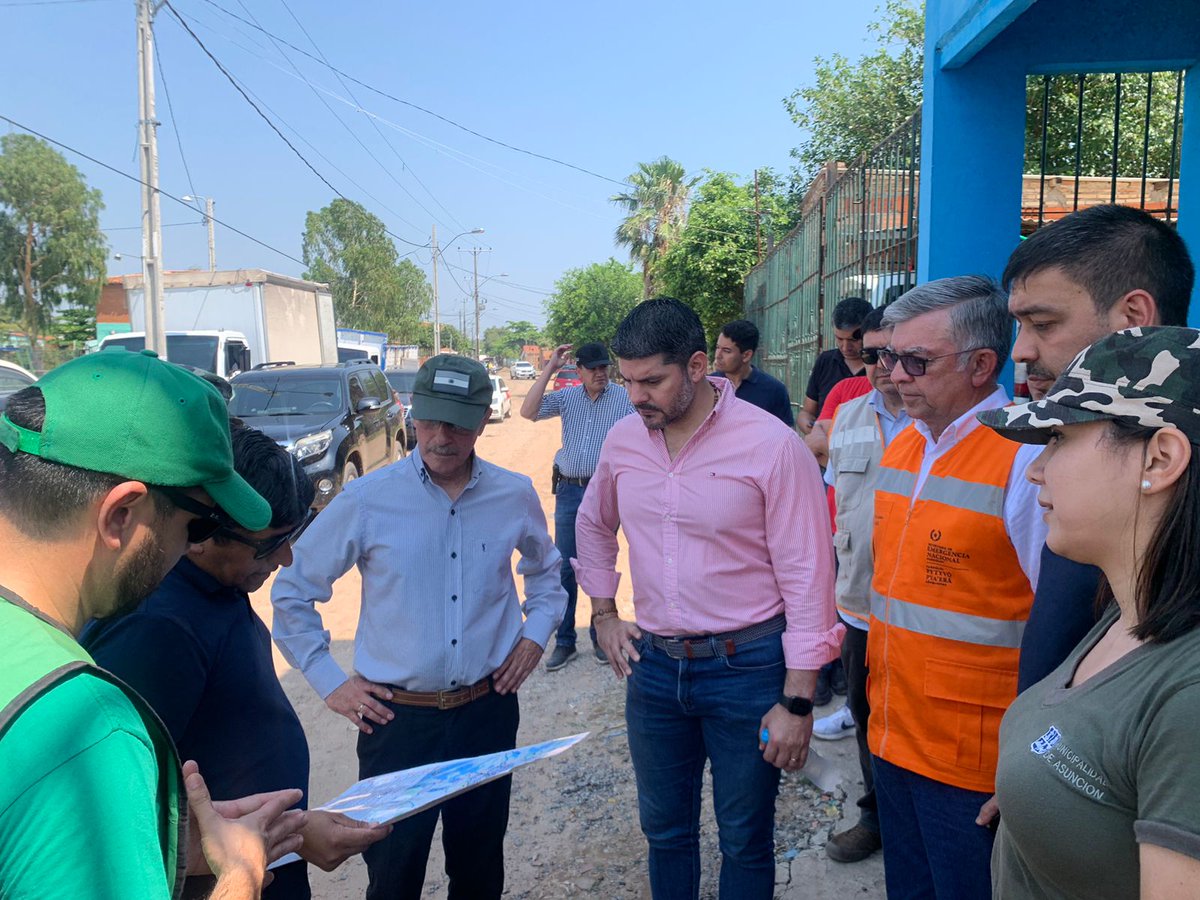 rnpy920am's tweet photo. Móvil @maviportillo

🗣️Intendente de @AsuncionMuni, @nenechopy,  🗣️ministro de @MDN_PY, Gral. Oscar González y 🗣️Arsenio Zárate, ministro de  @senparaguay
⏹️Comuna, Defensa Nacional y la SEN, verifican trabajos de limpieza de cauces hídricos 
📍Bañado Sur https://t.co/etHqTOgLh3