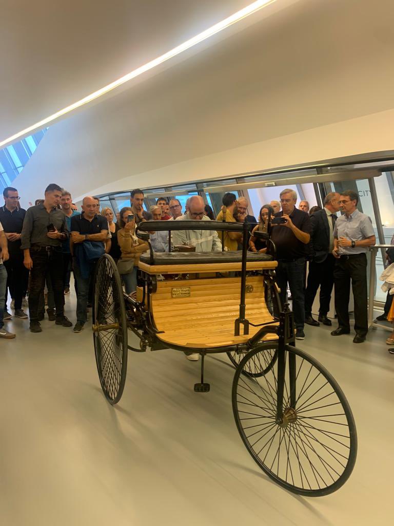 Una de las joyas que nos sorprendió fue la réplica oficial del vehículo que Mercedes-Benz fabricó hace 137 años. Solo se construyeron 200 unidades y la única existente en España está en el Mobility City 😀

<a href="/Agreda_MB/">Ágreda Mercedes-Benz</a>